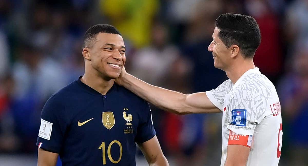 Mbappé y Lewandowski, durante un Francia - Polonia.