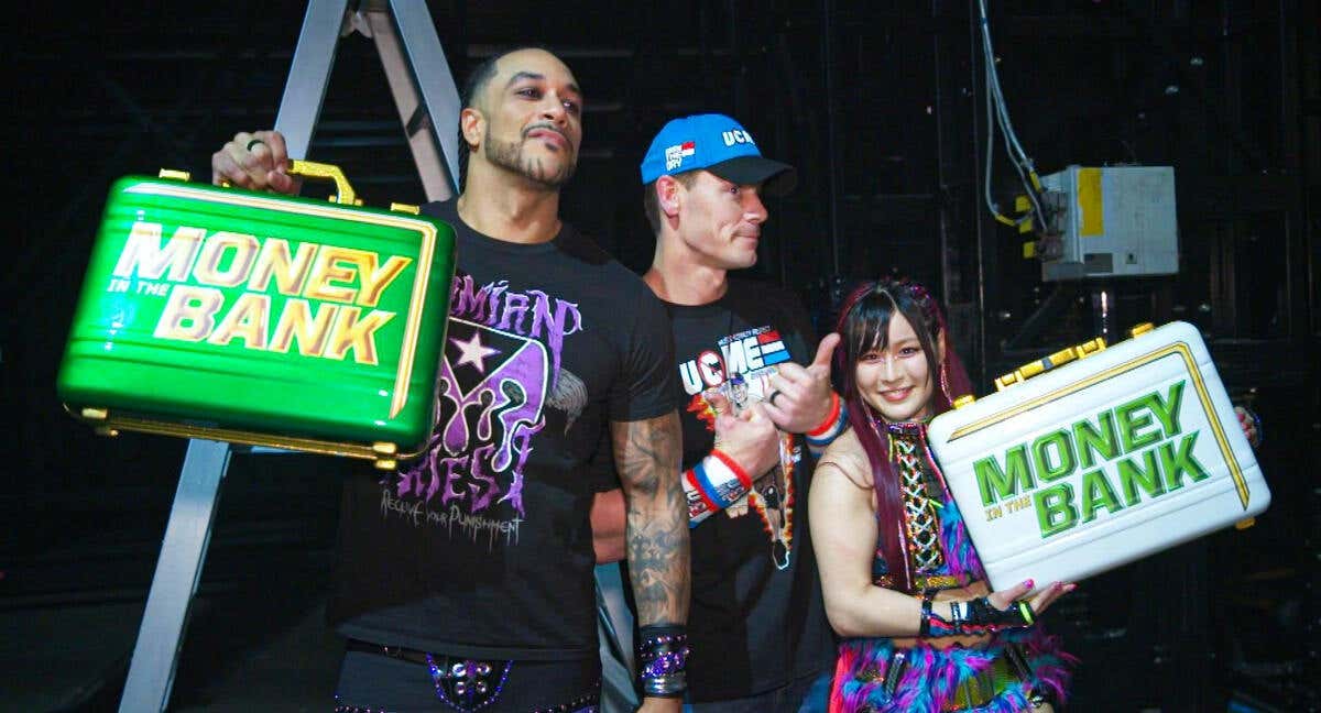 Damian Priest, John Cena e Iyo Sky, tras Money in the Bank 2023./WWE