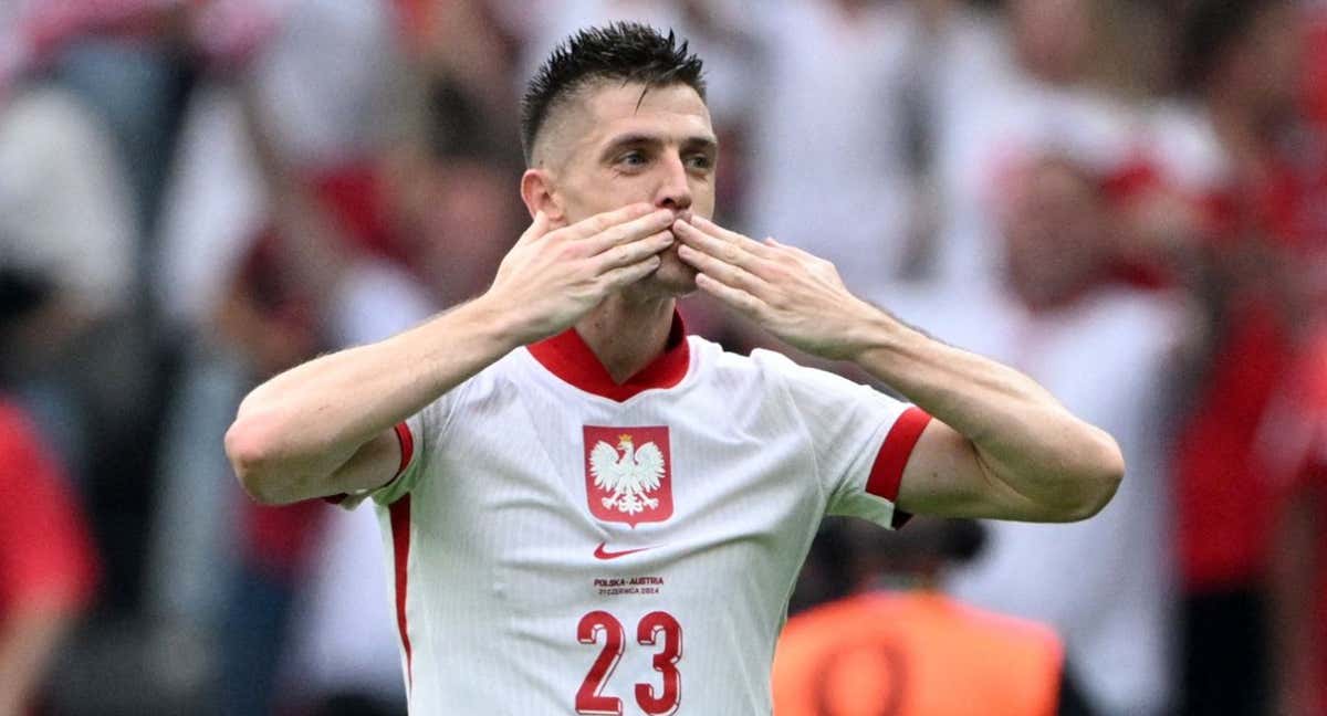 Piatek celebra un gol con la selección de Polonia.