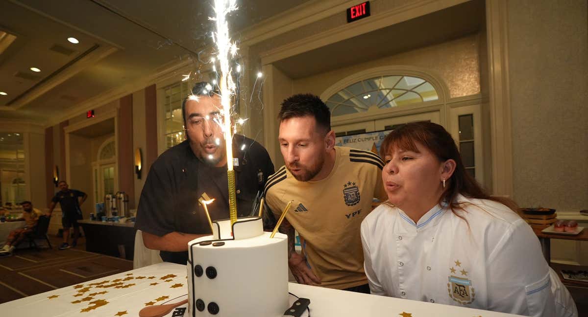 Messi con Diego y Antonia, los cumpleañeros de la delegación albiceleste. /@Argentina