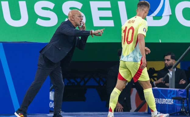 Luis de la Fuente le da instrucciones a Dani Olmo durante un partido de la Eurocopa.  Getty