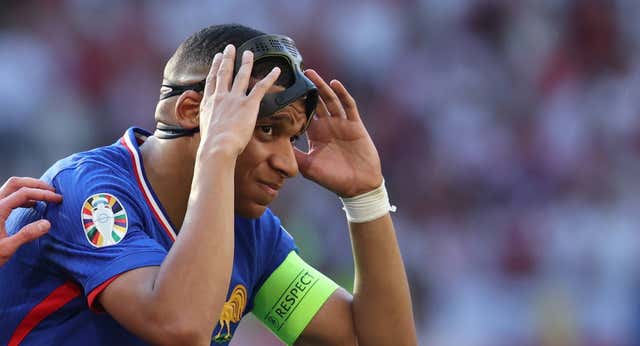 Francia no se quita la máscara y decepciona con gol de Mbappé y ante Lewandowski