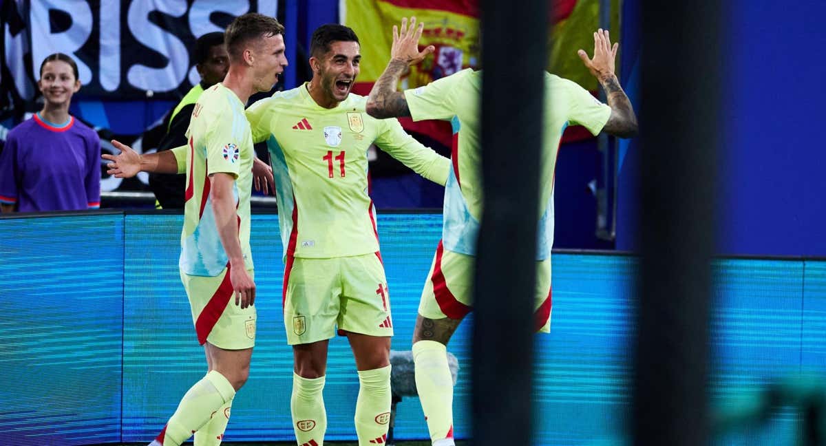 Ferran, con Dani Olmo a su lado, celebra el gol que anotó ante Albania. /RFEF