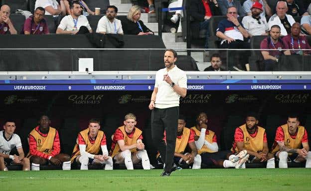 Gareth Southgate da instrucciones sobre la línea de banda. AFP