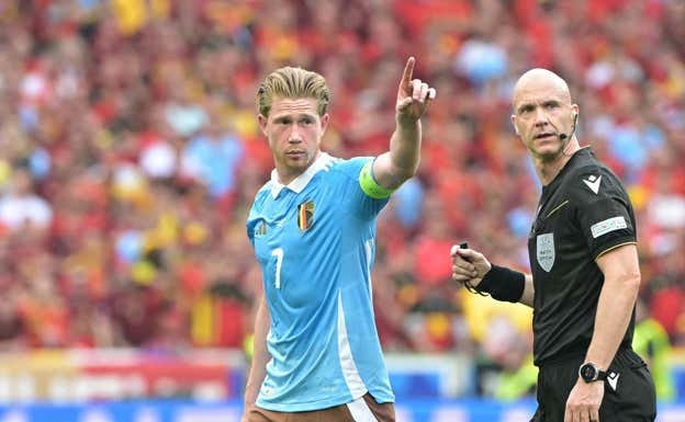 De Bruyne señala a Anthony Taylor el lugar desde el que le están apuntando con el láser.  AFP