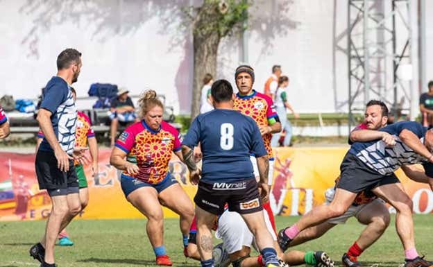 Elena Vallejo jugando al rugby.  Capgemini