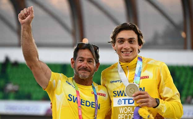 Greg y Armand 'Mondo' Duplantis, con la medalla de oro del Mundial de Eugene (EEUU) en 2022.  JIM WATSON / AFP