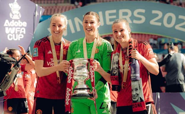 Leah Galton, Earps y Toone con el trofeo de la FA Cup.  MANCHESTER UNITED WOMEN