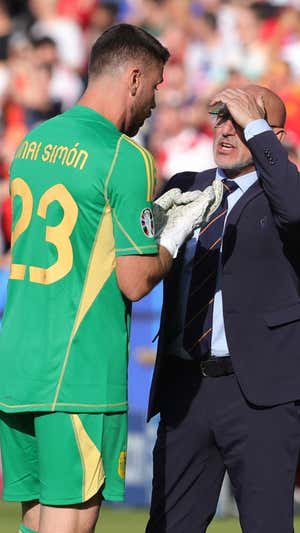 Unai habla con De la Fuente en el debut ante Croacia.  GETTY