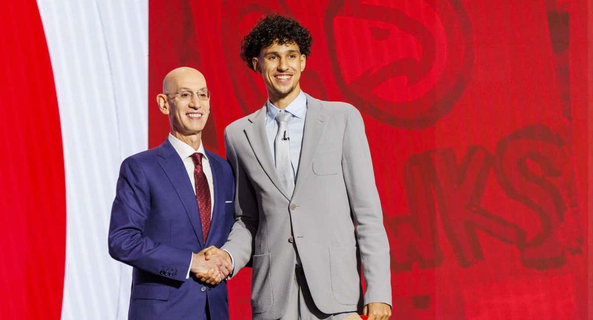 Adam Silver, comisionado de la NBA, junto a Zacharie Risacher./Efe