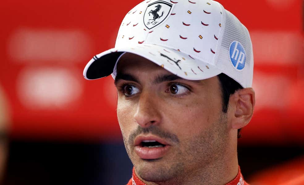 Flavio Briatore aporrea la puerta de Carlos Sainz y provoca recelo tras su vuelta: «No queremos un mundo de trampas»