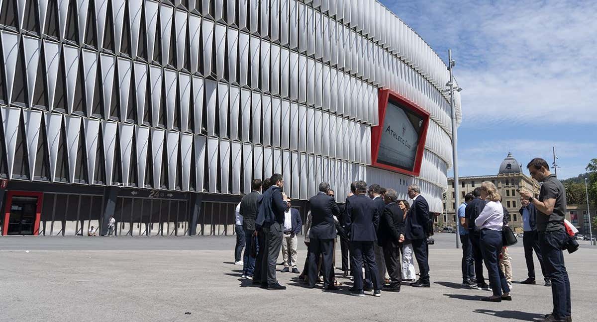 Los miembros de la candidatura 2030 en su visita oficial a San Mamés. /RFEF