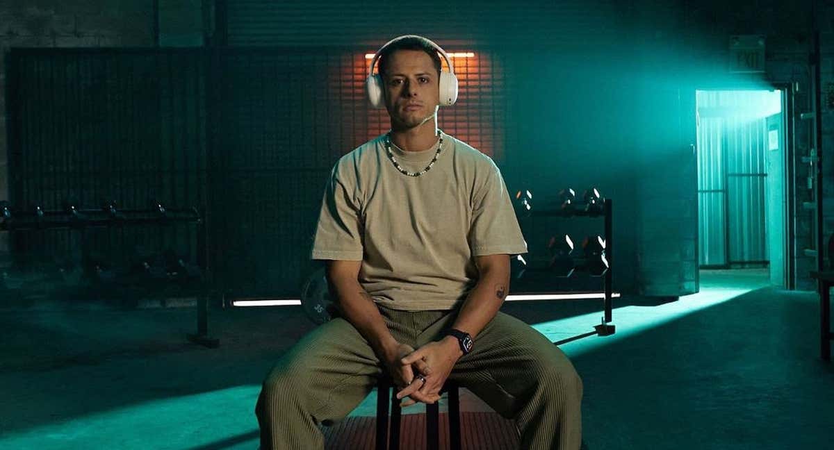 Chicharito durante una publicidad de auriculares.