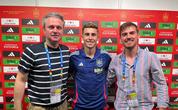 Fermín posa junto a dos de los cinco enviados especiales de Relevo a la Eurocopa.