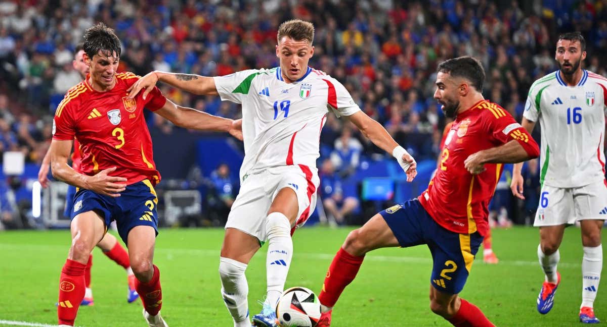 Le Normand y Carvajal, en plena acción en el encuentro ante Italia. /GETTY