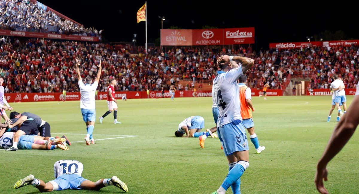 El Málaga celebra el ascenso.