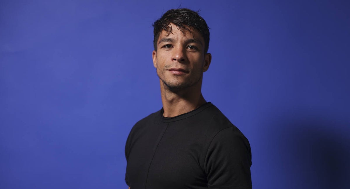 Óliver Torres posa para Relevo.