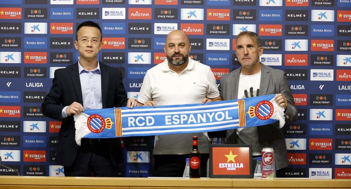 Manolo González, junto a Mao Ye y Fran Garagarza. /RCDE