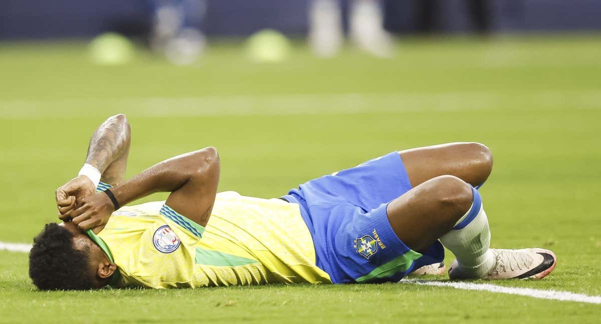 Rodrygo en el suelo durante el duelo ante Costa Rica.