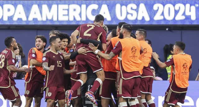El punto de penalti pone a Venezuela en cuartos e incendia la concentración de México