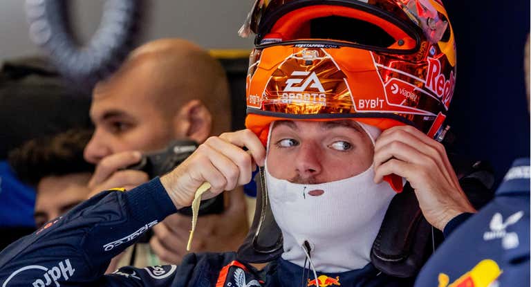 Max Verstappen, ajustándose el casco.