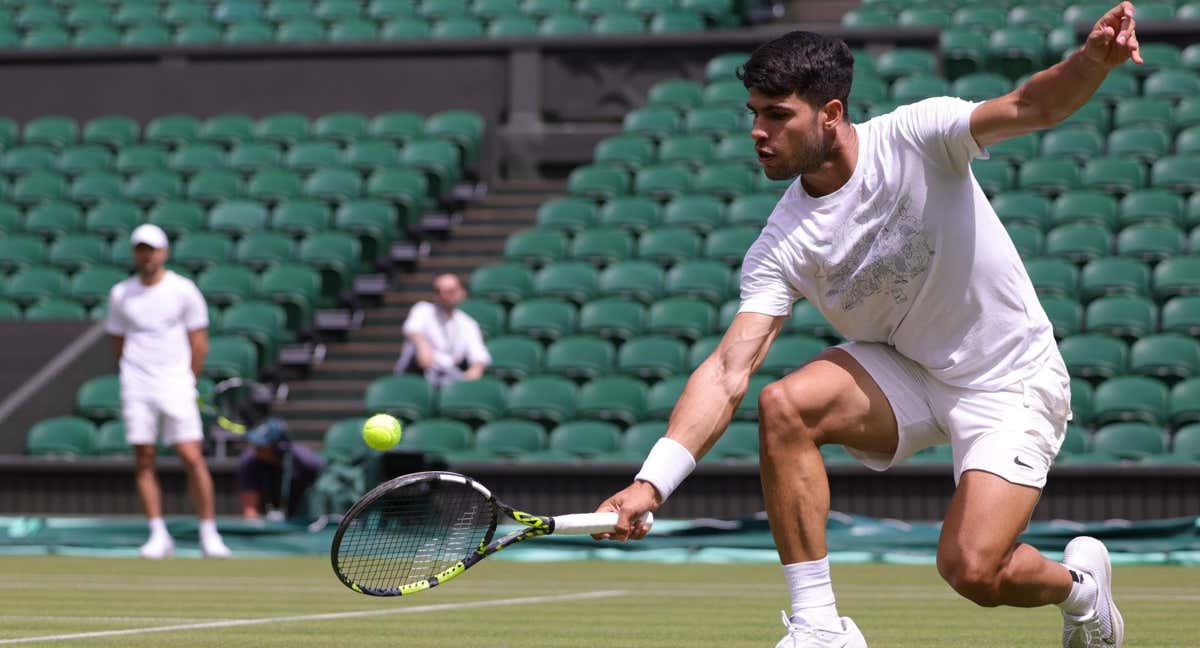 Alcaraz se entrena en Wimbledon. /AFP