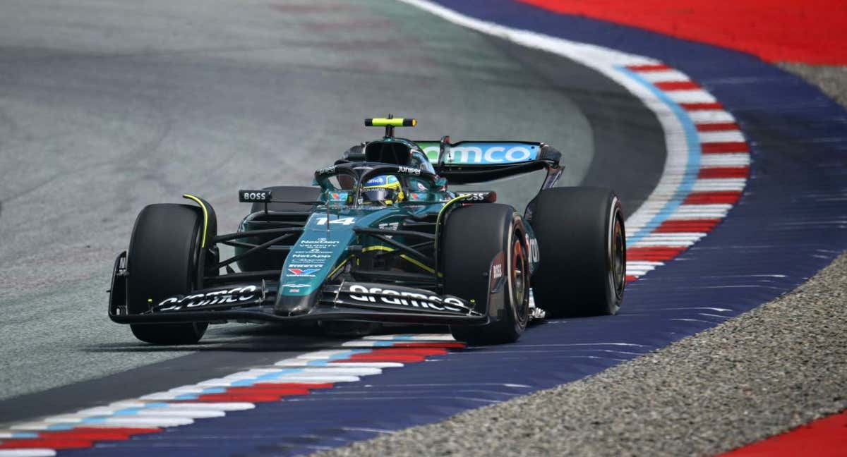 Fernando Alonso evita la nueva zona de grava de la curva 10.