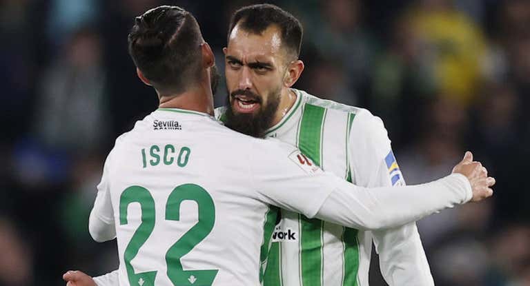 Borja Iglesias celebra un gol junto a Isco.