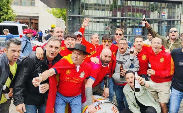 Curro, en el centro de la hinchada, el pasado 15 de junio por las calles de Berlín antes del debut de España.