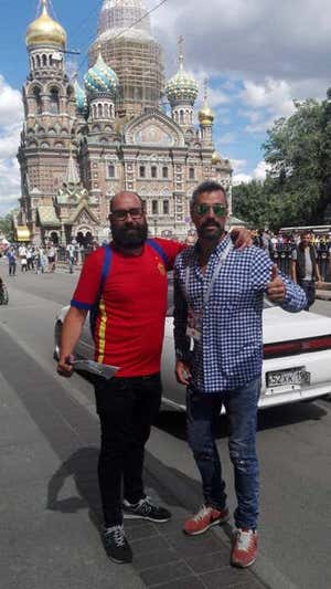 Curro (izquierda), junto a su íntimo amigo Sergio en Rusia.