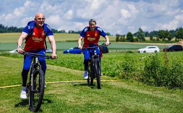 Luis de la Fuente y Miguel Ángel España llegando en bici a un entrenamiento en Aasen.  RFEF