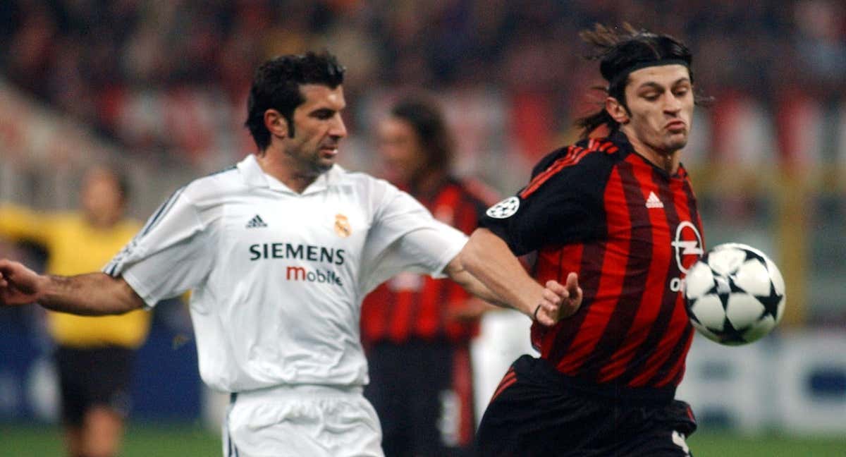 Kaladze se anticipa a Figo en un partido de la Champions./AP