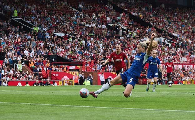 Melanie Leupolz marcando un gol contra el Manchester United.  INSTAGRAM