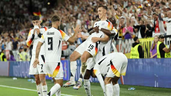 Rüdiger levanta a Schlotterbeck en la celebración del 2-0. /EFE