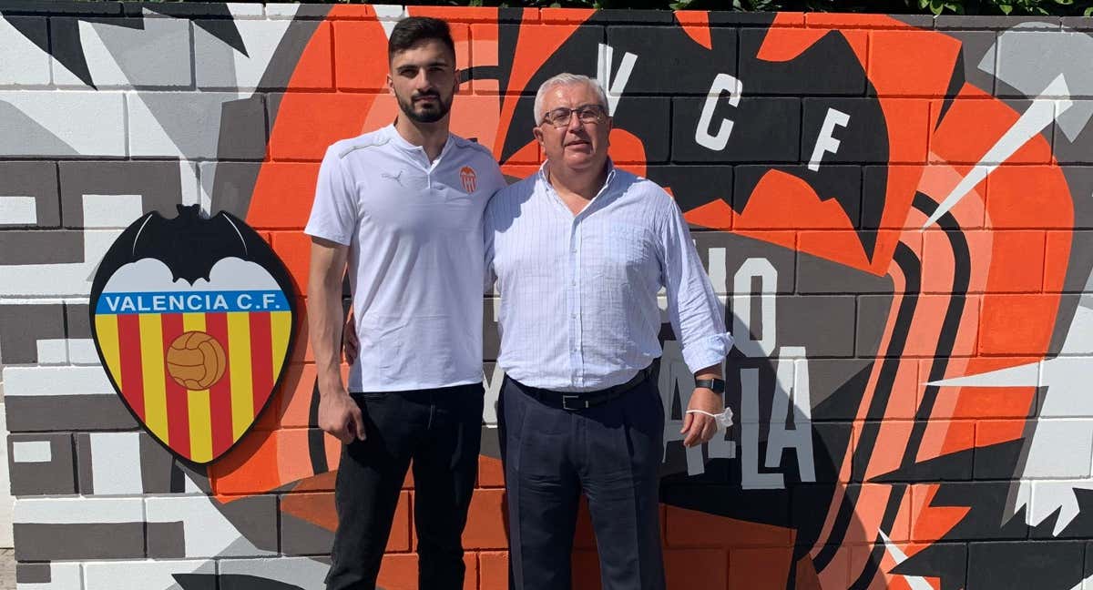 Mamardashvili junto a Antonio López en su primer día en la ciudad deportiva del Valencia. /CEDIDA