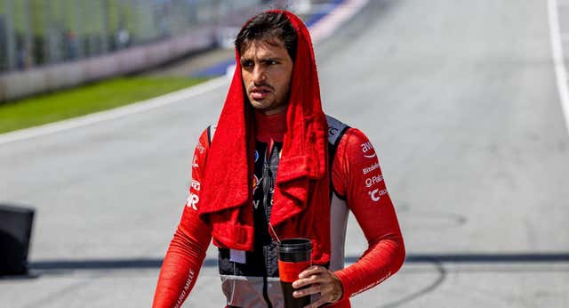 Carlos Sainz se da una alegría a pesar de su «gesto serio» y «dos sustos gordos»