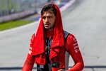 Carlos Sainz se da una alegría a pesar de su «gesto serio» y «dos sustos gordos»