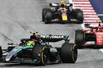 George Russell reina en el caos entre Max Verstappen y Lando Norris; Carlos Sainz pesca un podio y Fernando Alonso sufre