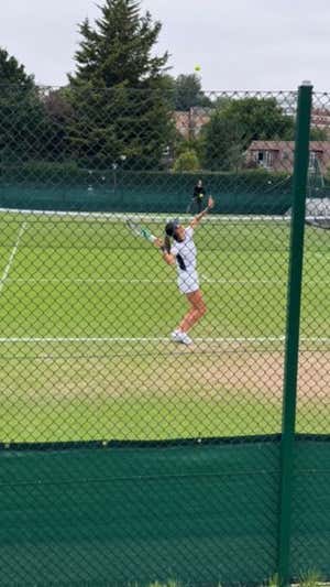 Raducanu se entrena en las pistas exteriores.