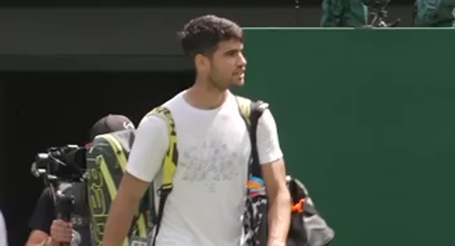 Carlos Alcaraz prepara su primer partido en Wimbledon entrenando en la pista central.