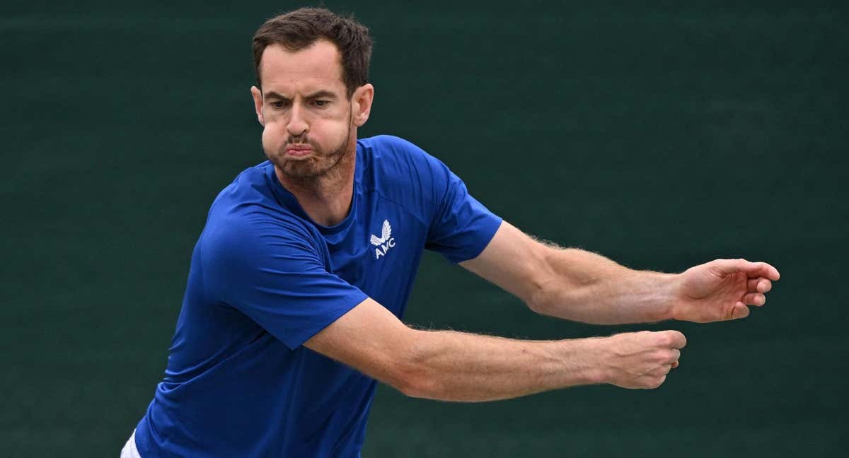 Andy Murray se entrena en las pistas exteriores de Wimbledon.