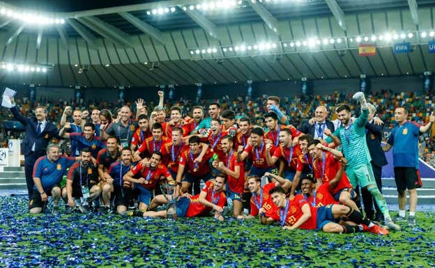 La Sub-21, en Udine, celebrando el Europeo Sub-21 logrado hace cinco años.  GETTY