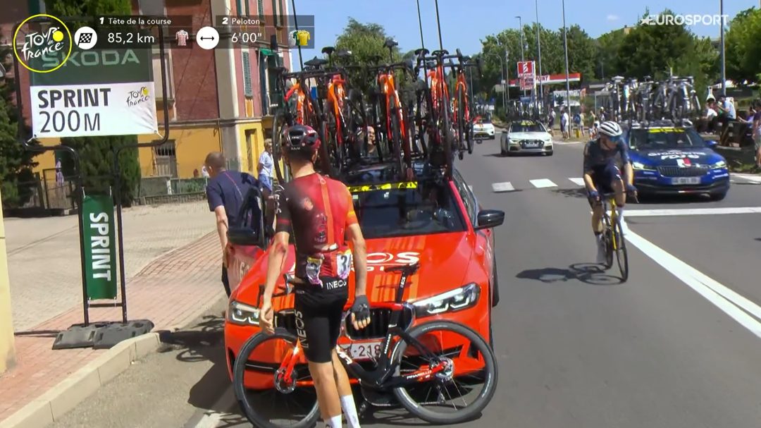 Laurent De Plus, de rojo, junto a Wout van Aert (derecha) tras la caída. Eurosport