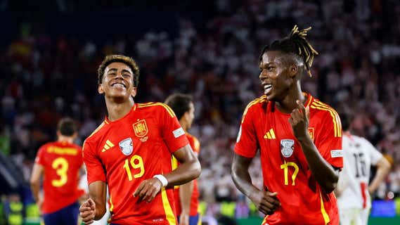 Lamine y Nico celebran el gol de Williams./REUTERS