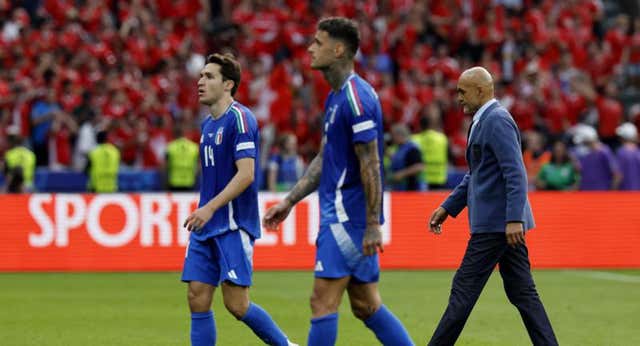 La prensa italiana pone la diana en Spalletti y duda de su futuro: «Envió quince zombies a la masacre»
