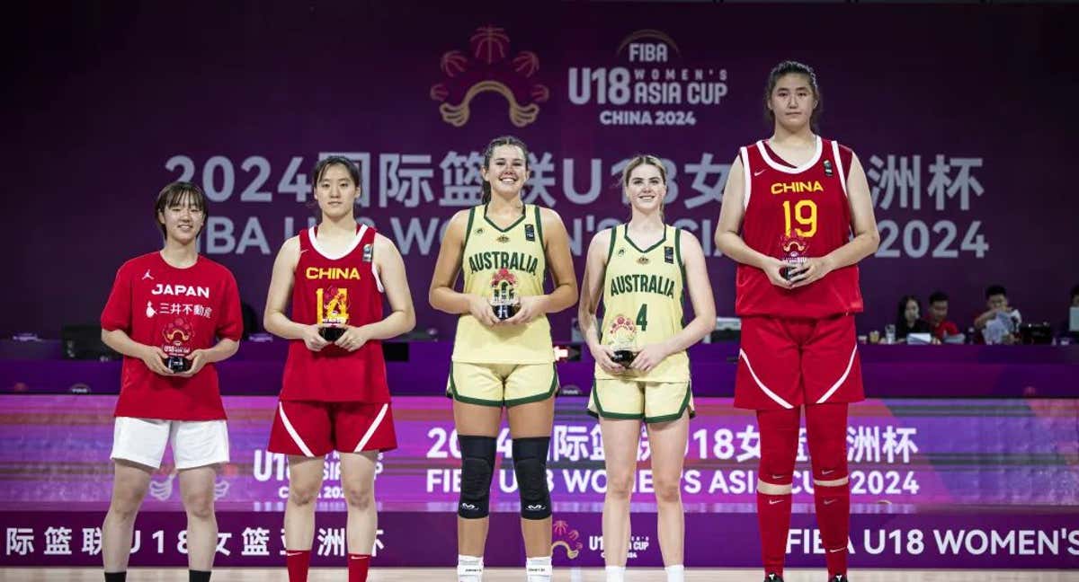 Ziyu y las mejores jugadoras del torneo./FIBA