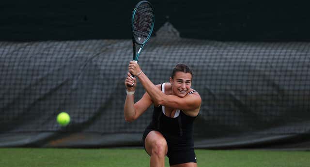 Sabalenka, baja en Wimbledon por un problema en el hombro