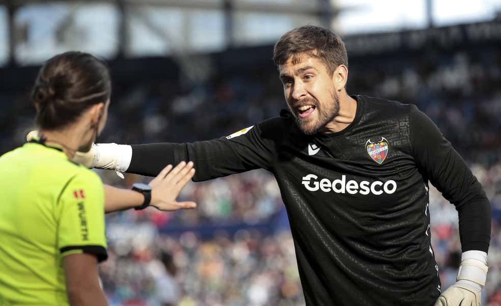 Pitar fútbol masculino con mujeres sale 'barato': así discrimina la RFEF el bolsillo de las mejores árbitras en España