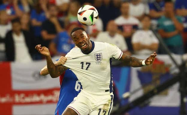 Ivan Toney gana un duelo aéreo durante el partido. REUTERS