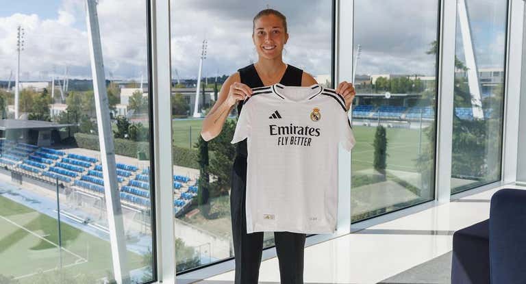Angeldahl posando con su nueva camiseta en las oficinas del Real Madrid.